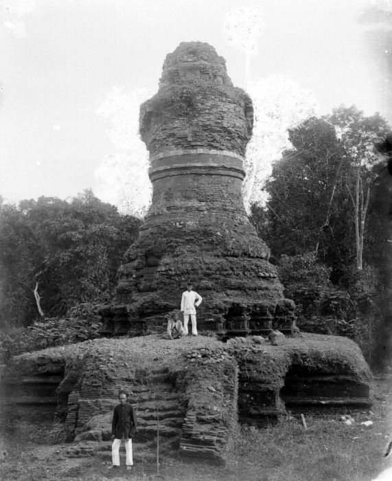 The ruin of Muara Takus stupa in 1933